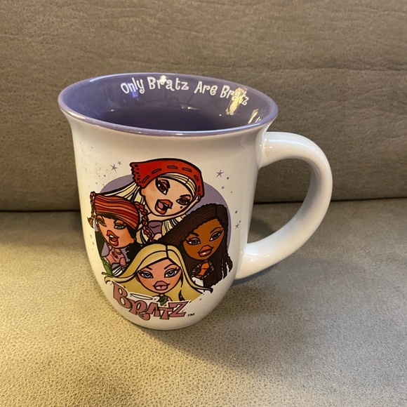 50% off w like Bratz Ceramic Wide Rim Mug White 16 oz. 473 ml. 1922  Bratz Dollz - Picture 1 of 4